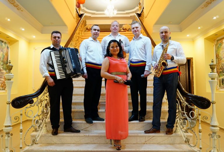 Formatia Casa Mare inca liberi pentru revelion
